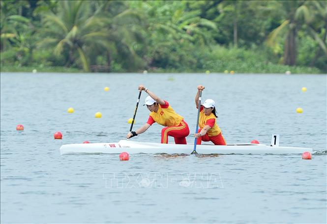 Đôi VĐV Trương Thị Phương, Nguyễn Thị Ngân trên đường đua thuyền đôi nữ Canoeing 1000m (WC2 1000), giành HCV. Ảnh: Minh Đức – TTXVN