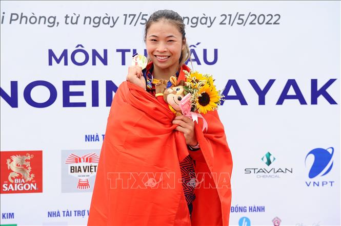 Niềm vui của VĐV Trương Thị Phương (dân tộc Sán Dìu) khi đoạt HCV nội dung thuyền đôi nữ Canoeing 1000m (WC2 1000). Ảnh: Minh Đức – TTXVN