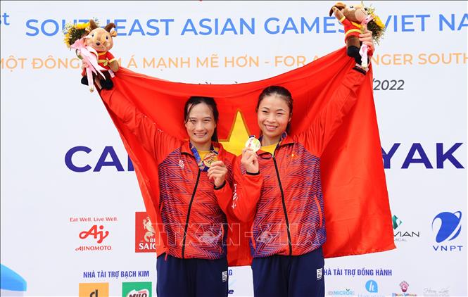 Niềm vui của đôi VĐV Việt Nam Trương Thị Phương, Nguyễn Thị Ngân khi đoạt HCV nội dung thuyền đôi nữ Canoeing 1000m (WC2 1000). Ảnh: Minh Đức – TTXVN