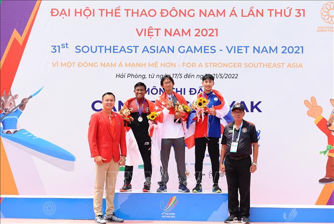 Ban Tổ chức trao huy chương cho các VĐV ở nội dung đơn nam Kayak (MK1 1000): Teo Guang Yi Lucas (Singapore, HCV), Maizir Riyondra (Indonesia, HCB), Methasit Sitthipharat (Thái Lan, HCĐ). Ảnh: Minh Đức - TTXVN