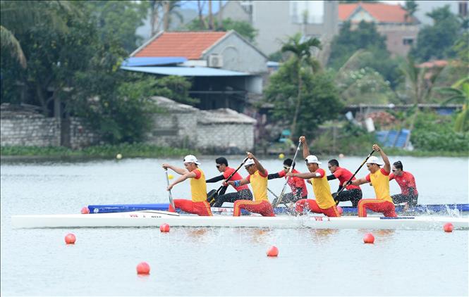 4 VĐV Phạm Hồng Quân, Nguyễn Quốc Toản, Hiền Nam, Trần Thanh của đội tuyển Việt Nam đã xuất sắc về nhất ở nội dung thuyền 4 nam Canoeing 1000m (MC4 1000) để đoạt HCV. Ảnh: Minh Đức - TTXVN