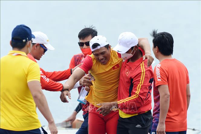 VĐV Nguyễn Quốc Toản đã “vắt kiệt sức” trên đường đua để đoạt HCV ở nội dung thuyền 4 nam Canoeing 1000m (MC4 1000). Ảnh: Minh Đức - TTXVN
