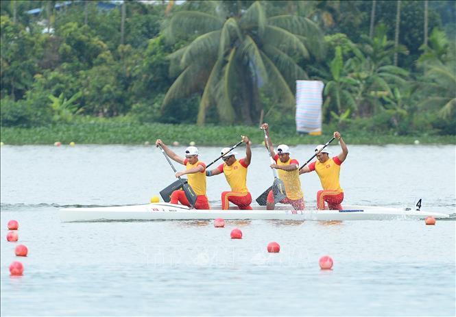 4 VĐV Phạm Hồng Quân, Nguyễn Quốc Toản, Hiền Nam, Trần Thanh của đội tuyển Việt Nam đã xuất sắc về nhất ở nội dung thuyền 4 nam Canoeing 1000m (MC4 1000) để đoạt HCV. Ảnh: Minh Đức - TTXVN