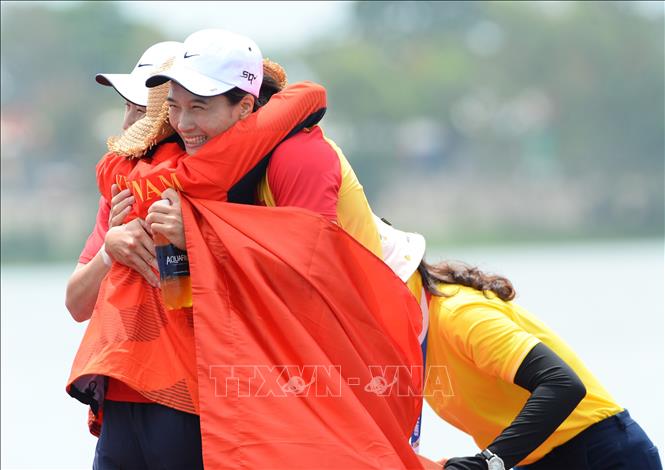 Niềm vui của VĐV Trương Thị Phương (dân tộc Sán Dìu) đội tuyển Việt Nam khi đoạt HCV nội dung thuyền đôi nữ Canoeing 1000m (WC2 1000). Ảnh: Minh Đức – TTXVN