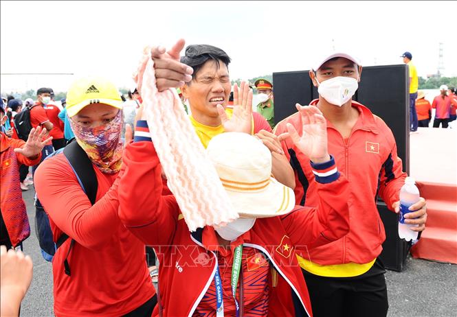 VĐV Nguyễn Quốc Toản đã “vắt kiệt sức” trên đường đua để đoạt HCV ở nội dung thuyền 4 nam Canoeing 1000m (MC4 1000). Ảnh: Minh Đức - TTXVN