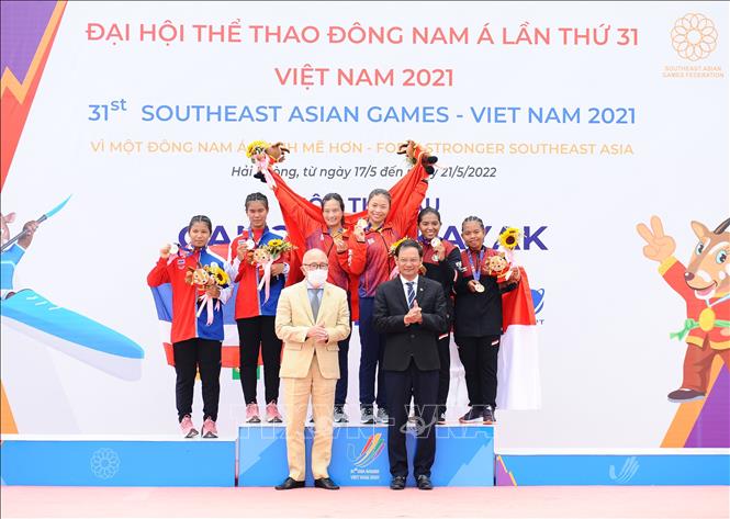 Ban Tổ chức trao huy chương cho các VĐV ở nội dung đôi nữ Canoeing 1000m (WC2 1000): Trương Thị Phương, Nguyễn Thị Ngân (Việt Nam, HCV), Kewalin Takhianram, Aphinya Sroichit (Thái Lan, HCB), Reski Wahyuni, Devita Safitri (Indonesia, HCĐ). Ảnh: Minh Đức - TTXVN