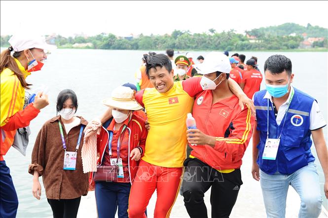 VĐV Nguyễn Quốc Toản đã “vắt kiệt sức” trên đường đua để đoạt HCV ở nội dung thuyền 4 nam Canoeing 1000m (MC4 1000). Ảnh: Minh Đức - TTXVN