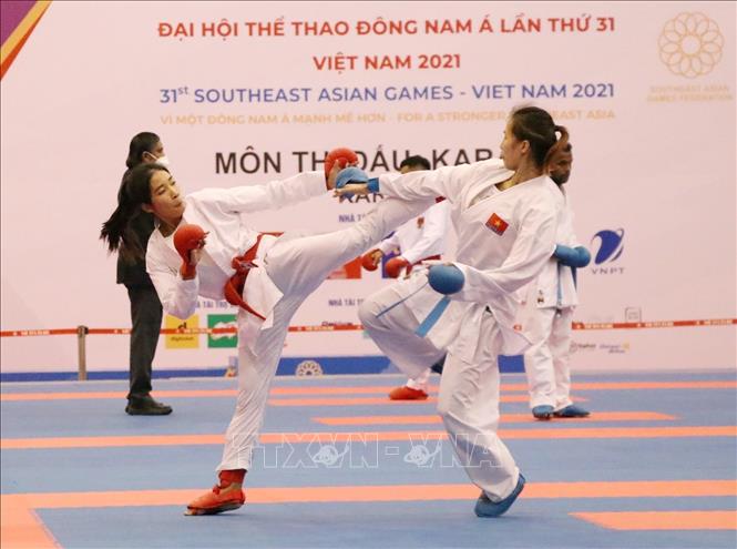 Trận thi đấu nội dung Kumite cá nhân nữ hạng 50 kg giữa 2 VĐV Đinh Thị Hương (Việt Nam - đai xanh) và Chippensuk Chanyanut (Thái Lan - đai đỏ). Ảnh: Đức Phương - TTXVN
