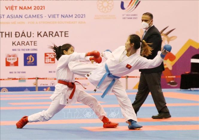 Trận thi đấu nội dung Kumite cá nhân nữ hạng 50 kg giữa 2 VĐV Đinh Thị Hương (Việt Nam - đai xanh) và Chippensuk Chanyanut (Thái Lan - đai đỏ). Ảnh: Đức Phương - TTXVN