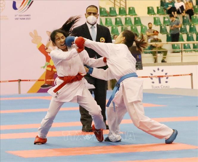Trận thi đấu nội dung Kumite cá nhân nữ hạng 50 kg giữa 2 VĐV Đinh Thị Hương (Việt Nam - đai xanh) và Chippensuk Chanyanut (Thái Lan - đai đỏ). Ảnh: Đức Phương - TTXVN
