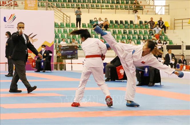 Trận thi đấu nội dung Kumite cá nhân nữ hạng 50 kg giữa 2 VĐV Đinh Thị Hương (Việt Nam - đai xanh) và Chippensuk Chanyanut (Thái Lan - đai đỏ). Ảnh: Đức Phương - TTXVN