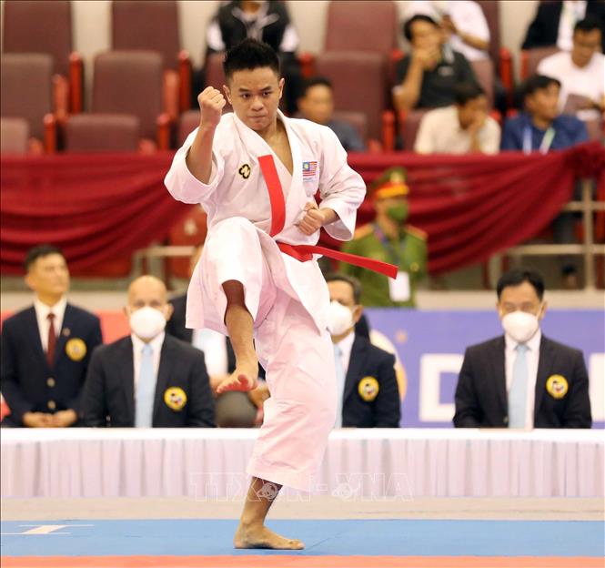 VĐV Asmadie Muhammad Aiqal, Malaysia thi đấu vòng một nội dung Kata nam. Ảnh: Thanh Tùng – TTXVN