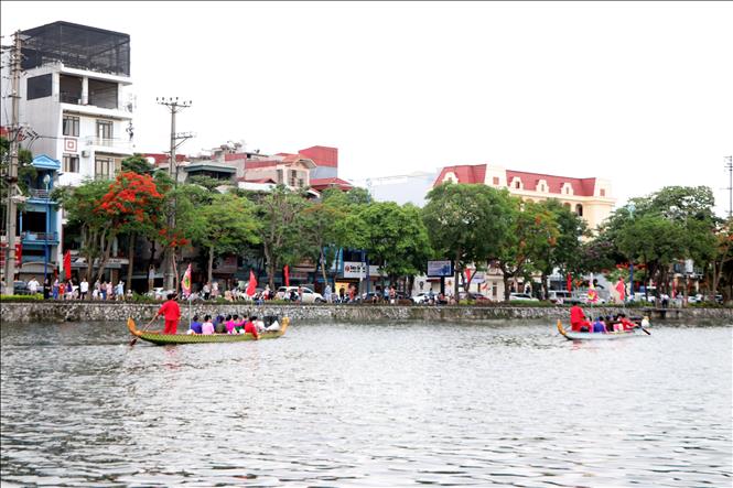 Trình diễn nghệ thuật hát chèo trên sông Sặt. Ảnh: Mạnh Tú - TTXVN