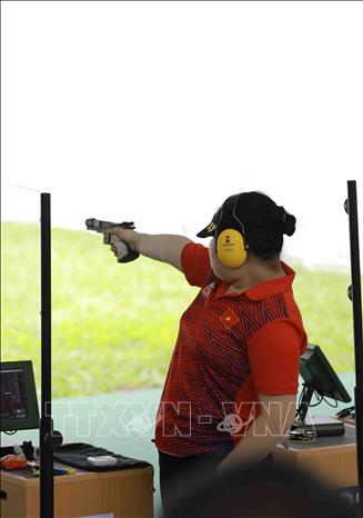 VĐV Bùi Thị Thu Thuỷ (Việt Nam) thi đấu chung kết nội dung súng thể thao nữ 25m. Ảnh: Vũ Sinh - TTXVN