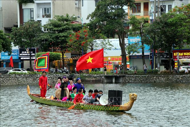 Trình diễn nghệ thuật hát chèo trên sông Sặt. Ảnh: Mạnh Tú - TTXVN