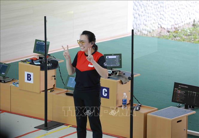 VĐV Teh Xiu Hong (Singapore) giành huy chương Vàng nội dung súng thể thao nữ 25m. Ảnh: Vũ Sinh - TTXVN
