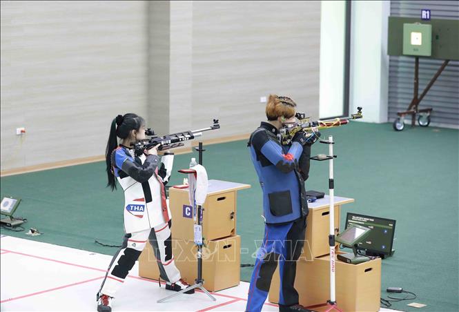 VĐV Thái Lan thi đấu chung kết nội dung súng trường hơi hỗn hợp đồng đội 10m. Ảnh: Vũ Sinh - TTXVN