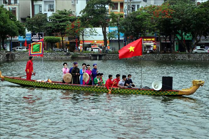 Trình diễn nghệ thuật hát chèo trên sông Sặt. Ảnh: Mạnh Tú - TTXVN