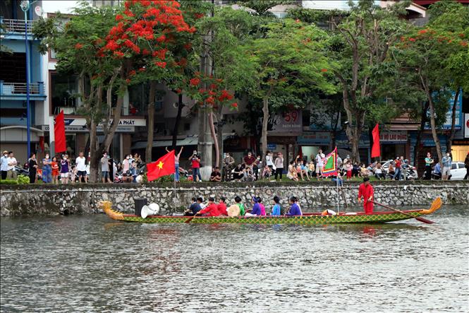 Trình diễn nghệ thuật hát chèo trên sông Sặt. Ảnh: Mạnh Tú - TTXVN