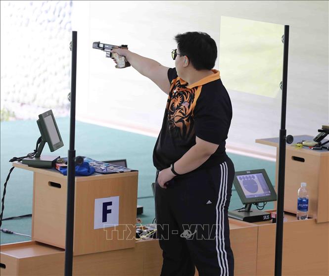 VĐV Azahari Alia Sazana (Malaysia) thi đấu chung kết nội dung súng thể thao nữ 25m. Ảnh: Vũ Sinh - TTXVN