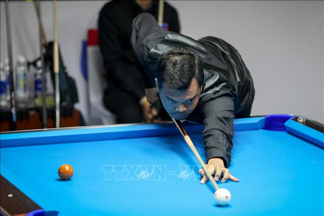 VĐV Carlo Bialo (Philippines) thi đấu chung kết nội dung 9-Ball Pool. Ảnh: Khánh Hoà - TTXVN