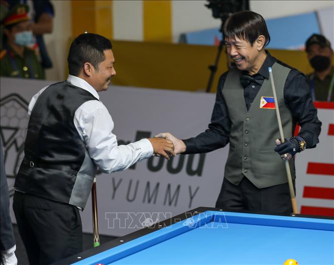 2 VĐV Phạm Quốc Tuấn (Việt Nam) và VĐV Francisco Dela Cruz (Philippines) chia sẻ cảm xúc sau trận thi đấu nội dung bán kết Cushion Carom. Ảnh: Khánh Hoà - TTXVN 