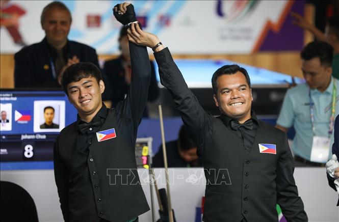 2 VĐV Philippines chia sẻ cảm xúc sau trận chung kết nội dung 9-Ball Pool. Ảnh: Khánh Hoà - TTXVN
