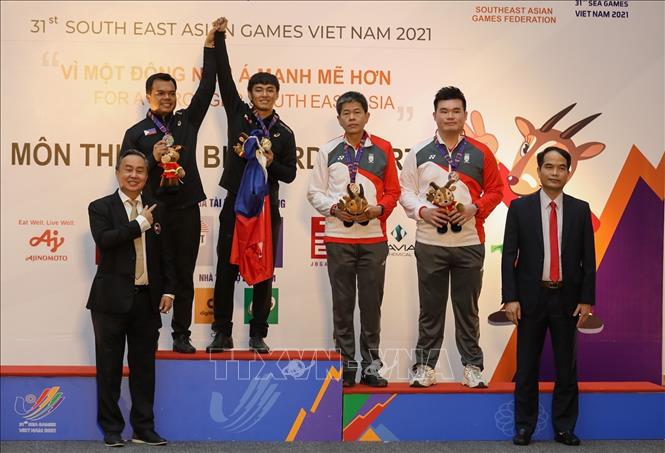 Trao huy chương cho các VĐV thi đấu nội dung 9-Ball Pool (từ trái sang): VĐV Carlo Bialo (Philippines, HCB), VĐV Johann Chua (Philippines, HCV), VĐV Aloysius Yapp (Singapore, HCĐ) và VĐV Lian Han Toh (Singapore, HCĐ). Ảnh: Khánh Hoà - TTXVN