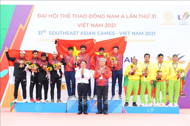Ban Tổ chức trao huy chương cho các VĐV ở nội dung thuyền 4 nam Canoeing 1000m (MC4 1000): Phạm Hồng Quân, Nguyễn Quốc Toản, Hiền Nam, Trần Thanh (Việt Nam, HCV), Muhammad Yunus Rustandi, Muhammad Burhan, Dedi Saputra, Sofianto Sofianto (Indonesia, HCB), Win Htike, Sai Min Wai, Min Naing, Thant Zin Oo (Myanmar, HCĐ). Ảnh: Minh Đức - TTXVN