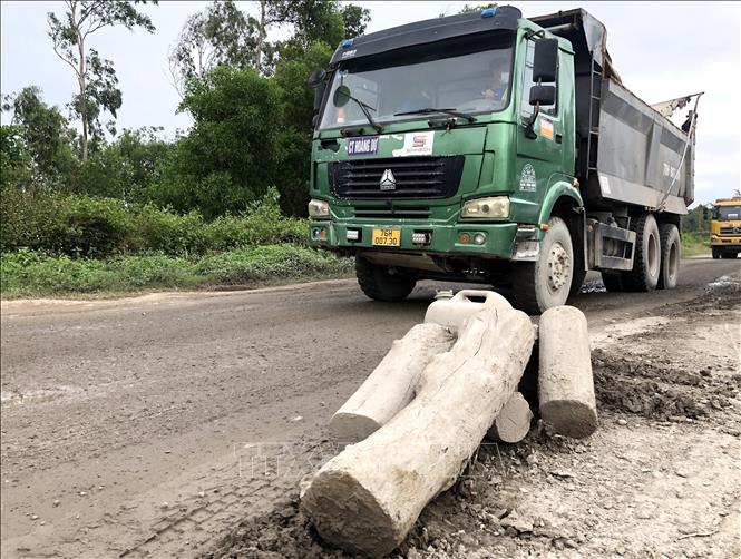 Trong ảnh: Người dân liên tục chặn xe để phản đối. Ảnh: Lê Ngọc Phước- TTXVN 
