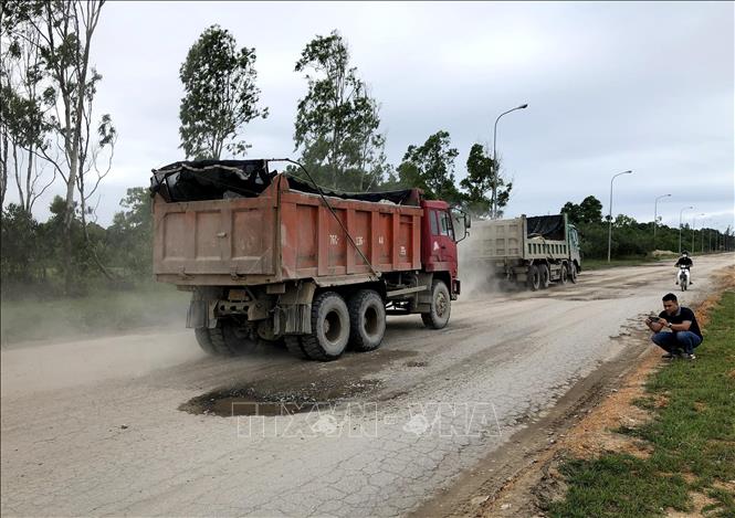 Trong ảnh: Vào mùa nắng, tình trạng bụi đất bay mù mịt thường xuyên xảy ra khi xe tải chạy qua đoạn đường này. Ảnh: Lê Ngọc Phước- TTXVN 