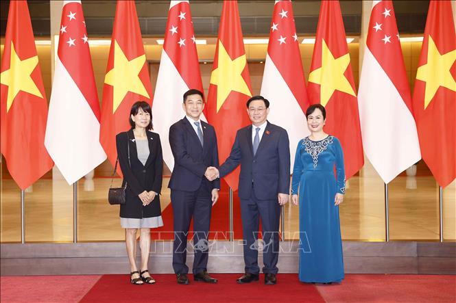 Chủ tịch Quốc hội Vương Đình Huệ và Phu nhân cùng Chủ tịch Quốc hội Cộng hòa Singapore Tan Chuan-Jin và Phu nhân chụp ảnh chung. Ảnh: Doãn Tấn - TTXVN