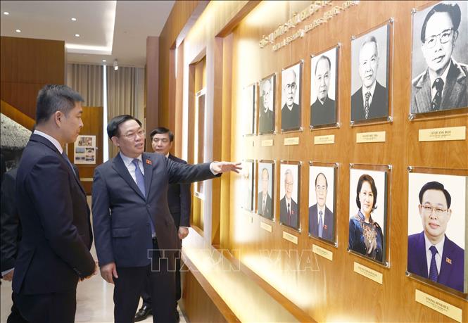 Chủ tịch Quốc hội Vương Đình Huệ mời Chủ tịch Quốc hội Singapore thăm Phòng Truyền thống Quốc hội và ký Sổ vàng lưu niệm. Ảnh: Doãn Tấn - TTXVN
