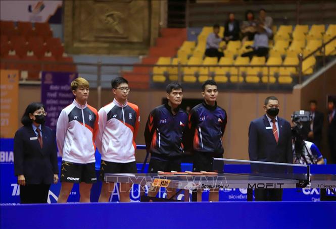 Các VĐV trong trận chung kết đôi nam giữa Singapore (áo trắng) với Philippines áo (tím than). Ảnh: Quý Trung - TTXVN