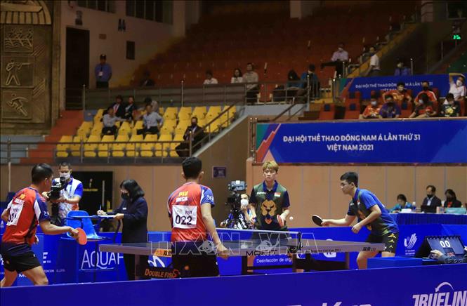 Trận chung kết đôi nam giữ VĐV số 30 Chew Zhe Yu Clarence và Poh Shao Fewg Ethan số 34 (Singapore áo xanh) đối đầu với cặp đôi VĐV số 21 Richard Gonzales và VĐV số 22 John Russel Misal (Philippines áo đỏ). Ảnh: Quý Trung – TTXVN