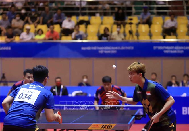 Pha phát bóng của VĐV số 30 Chew Zhe Yu Clarence (Singapore áo xanh) đối đầu với cặp đôi VĐV số 21 Richard Gonzales và VĐV số 22 John Russel Misal (Philippines). Ảnh: Quý Trung – TTXVN