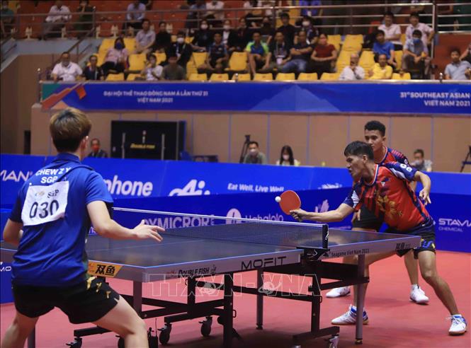 Pha phòng thủ của VĐV số 21 Richard Gonzales (Philippines áo đỏ) trong trận đối đầu với VĐV số 30 Chew Zhe Yu Clarence và Poh Shao Fewg Ethan số 34 (Singapore áo xanh). Ảnh: Quý Trung – TTXVN