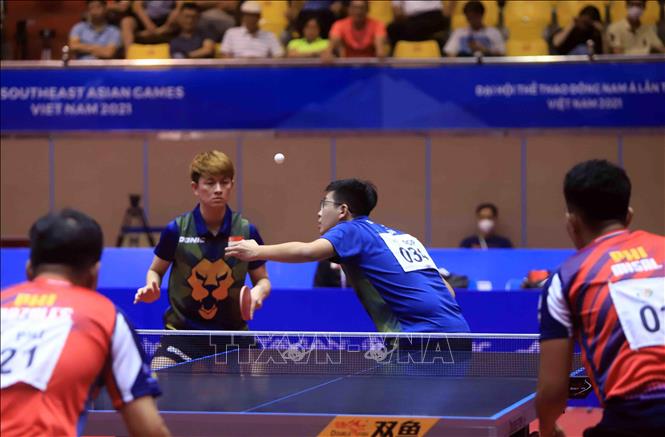 Pha phát bóng của VĐV số 34 Poh Shao Fewg Ethan (Singapore) trong trận đối đầu với cặp đôi của Philippines. Ảnh: Quý Trung – TTXVN