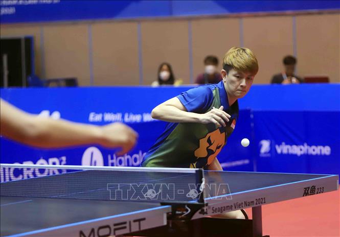 Một pha chủ động phản công của VĐV số 30 Chew Zhe Yu Clarence (Singapore) trong trận đối đầu với cặp đôi (Philippines). Ảnh: Quý Trung – TTXVN