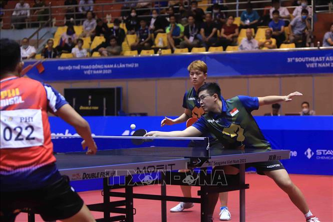 Một pha phòng thủ của VĐV số 34 Poh Shao Fewg Ethan (Singapore) trong trận đối đầu với cặp đôi của Philippines. Ảnh: Quý Trung – TTXVN