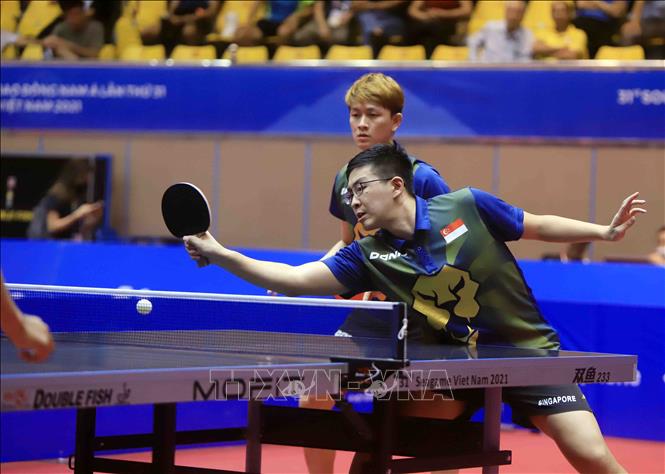 Một pha phòng thủ của VĐV số 34 Poh Shao Fewg Ethan (Singapore) trong trận đối đầu với cặp đôi của Philippines. Ảnh: Quý Trung – TTXVN