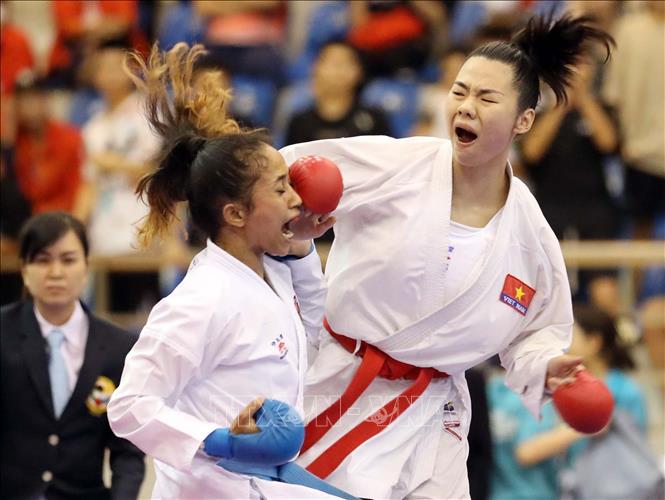 VĐV Nguyễn Thị Ngoan (Việt Nam, đai đỏ) thi đấu lấn lướt trong trận chung kết Kumite hạng dưới 61 kg gặp Dea Deavina (Indonesia, đai xanh). Ảnh: Thanh Tùng – TTXVN