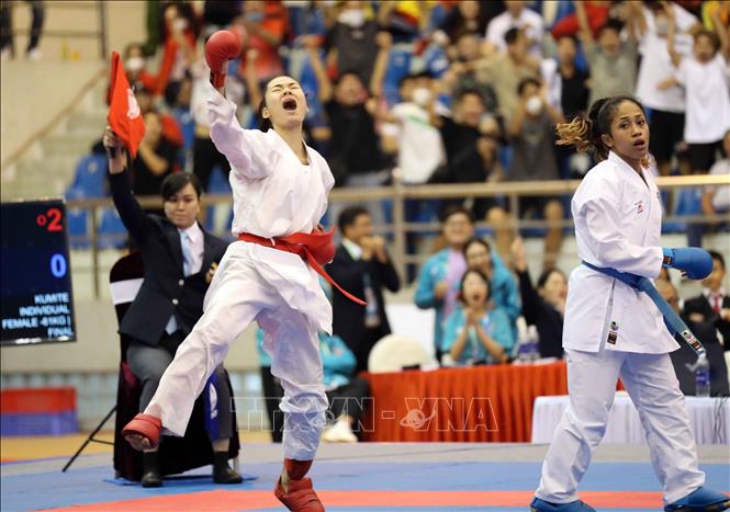 Khoảnh khắc chiến thắng, mang về tấm huy chương Vàng Kumite hạng dưới 61 kg cho Karate Việt Nam của VĐV Nguyễn Thị Ngoan. Ảnh: Thanh Tùng – TTXVN