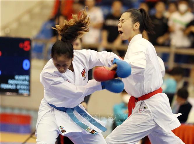 VĐV Nguyễn Thị Ngoan (Việt Nam, đai đỏ) thi đấu lấn lướt trong trận chung kết Kumite hạng dưới 61 kg gặp Dea Deavina (Indonesia, đai xanh). Ảnh: Thanh Tùng – TTXVN