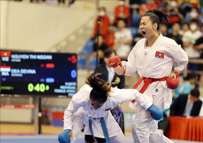 VĐV Nguyễn Thị Ngoan (Việt Nam, đai đỏ) thi đấu lấn lướt trong trận chung kết Kumite hạng dưới 61 kg gặp Dea Deavina (Indonesia, đai xanh). Ảnh: Thanh Tùng – TTXVN
