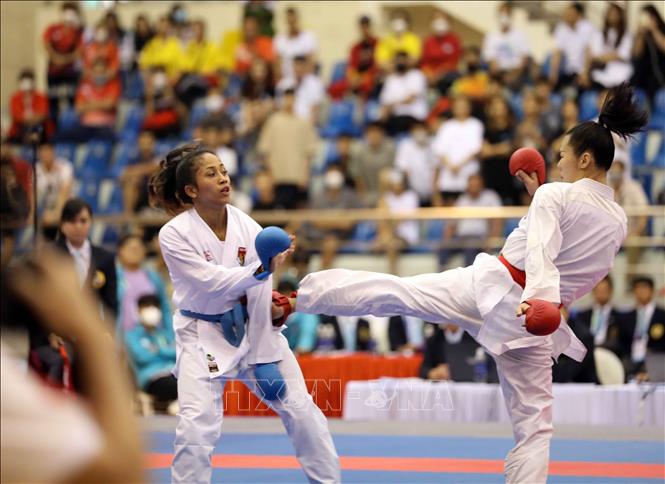 VĐV Nguyễn Thị Ngoan (Việt Nam, đai đỏ) thi đấu lấn lướt trong trận chung kết Kumite hạng dưới 61 kg gặp Dea Deavina (Indonesia, đai xanh). Ảnh: Thanh Tùng – TTXVN
