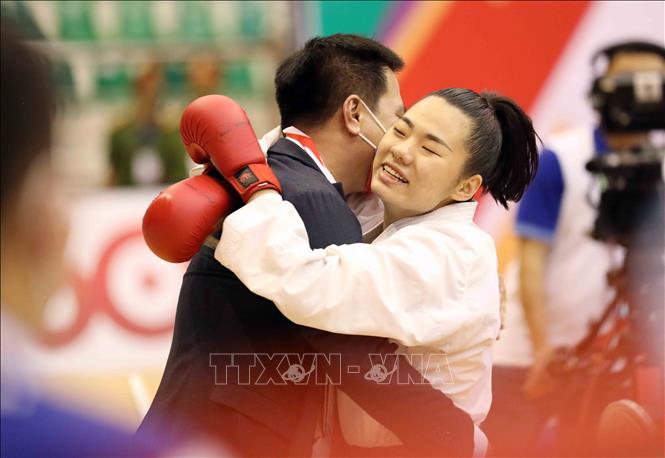 VĐV Nguyễn Thị Ngoan vui mừng khi giành huy chương Vàng nội dung Kumite hạng dưới 61 kg. Ảnh: Thanh Tùng – TTXVN