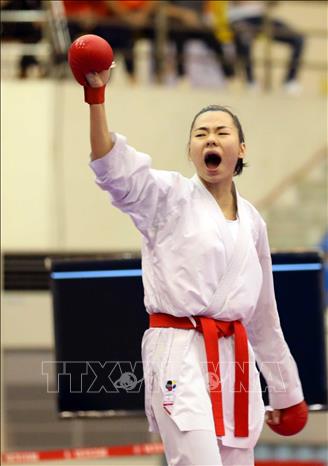 Khoảnh khắc chiến thắng, mang về tấm huy chương Vàng Kumite hạng dưới 61 kg cho Karate Việt Nam của VĐV Nguyễn Thị Ngoan. Ảnh: Thanh Tùng – TTXVN