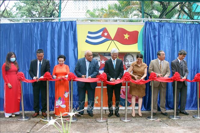 Trong ảnh: Các đại biểu thực hiện nghi thức cắt băng khánh thành công trình tranh vẽ cổ động về tình hữu nghị nhân dân Việt Nam – Cuba. Ảnh: Tiến Lực – TTXVN