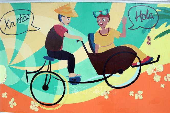 Trong ảnh: Bức tranh là hình ảnh một chàng trai Việt Nam chở một cô gái Cuba trên chiếc xích lô, phương tiện di chuyển độc đáo mà cả hai nước đều có. Ảnh: Tiến Lực – TTXVN